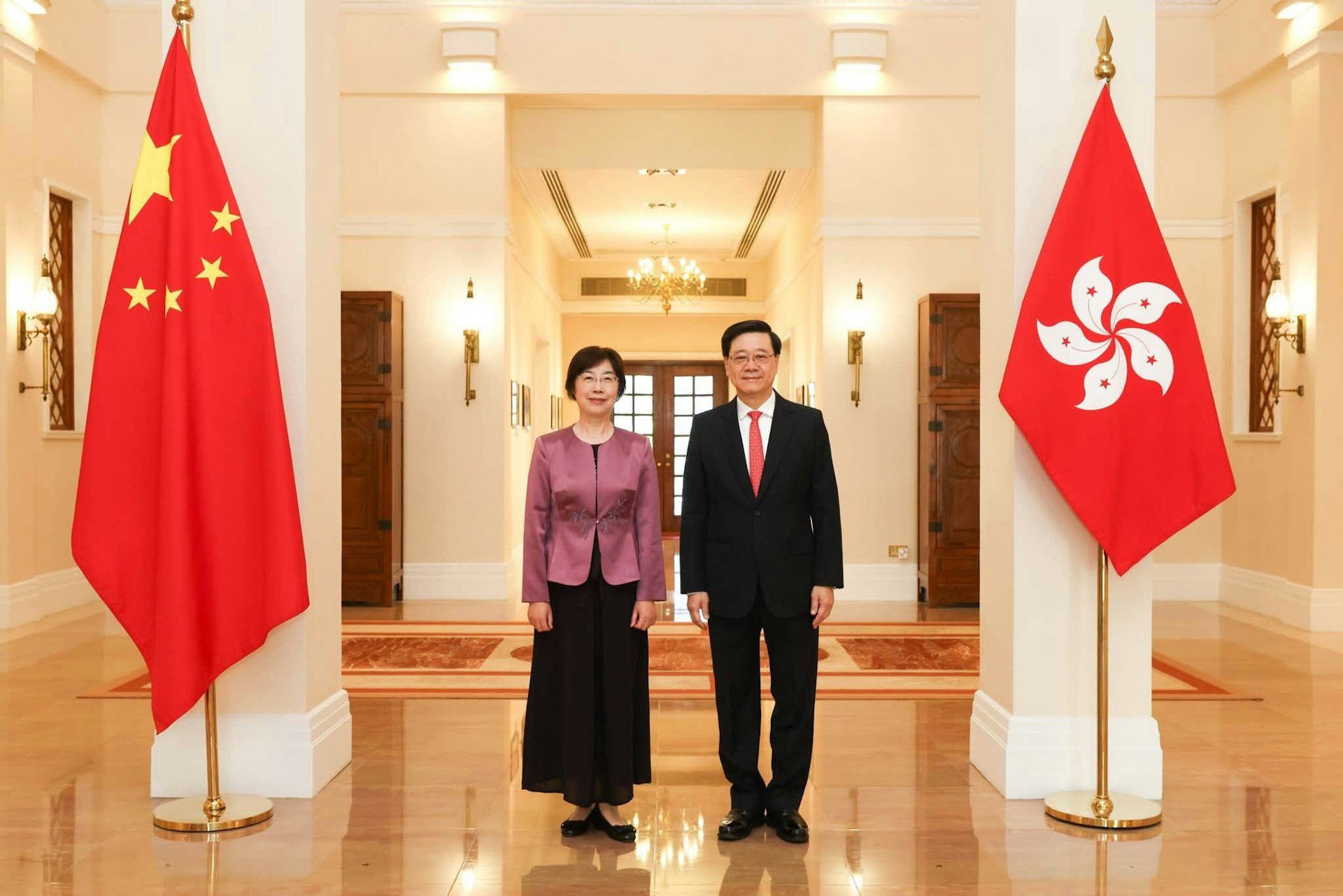 2026年10月19日,行政长官李家超在礼宾府与亚投行行长邹加怡会面。(李家超FB)