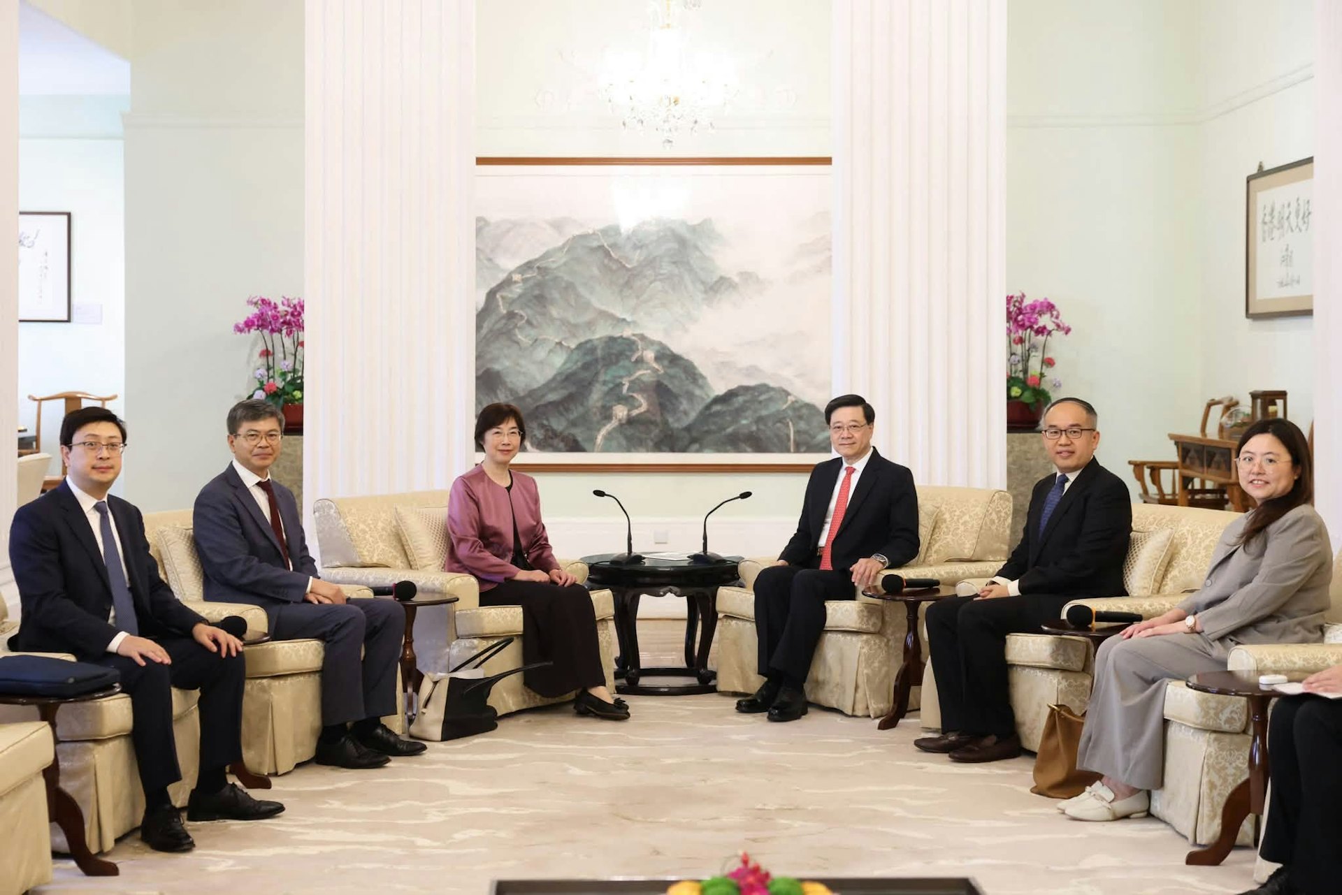李家超会晤亚投行行长邹加怡,力推香港发债深化区域基建融资合作 李家超会晤亚投行行长邹加怡,力推香港发债深化区域基建融资合作