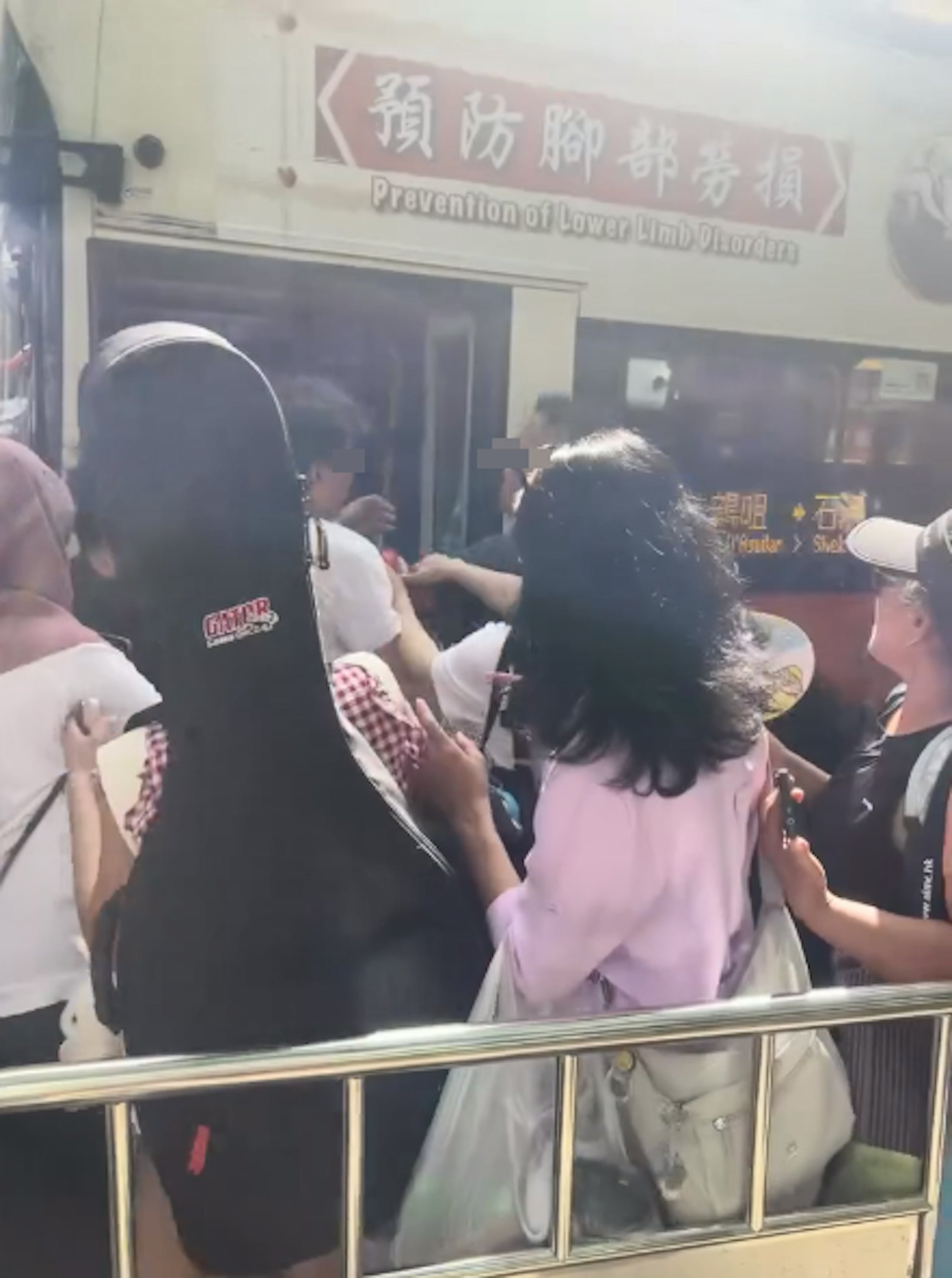 扫墓途中变全武行?筲箕湾巴士站两家庭因插队互泼奶茶,网民戏称香港MMA 扫墓途中变全武行?筲箕湾巴士站两家庭因插队互泼奶茶,网民戏称香港MMA