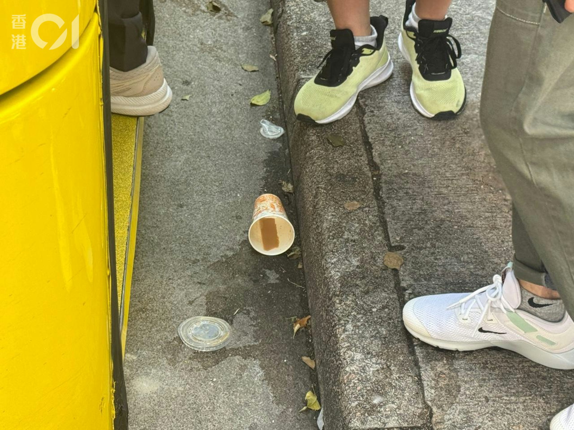 现场遗下纸杯。