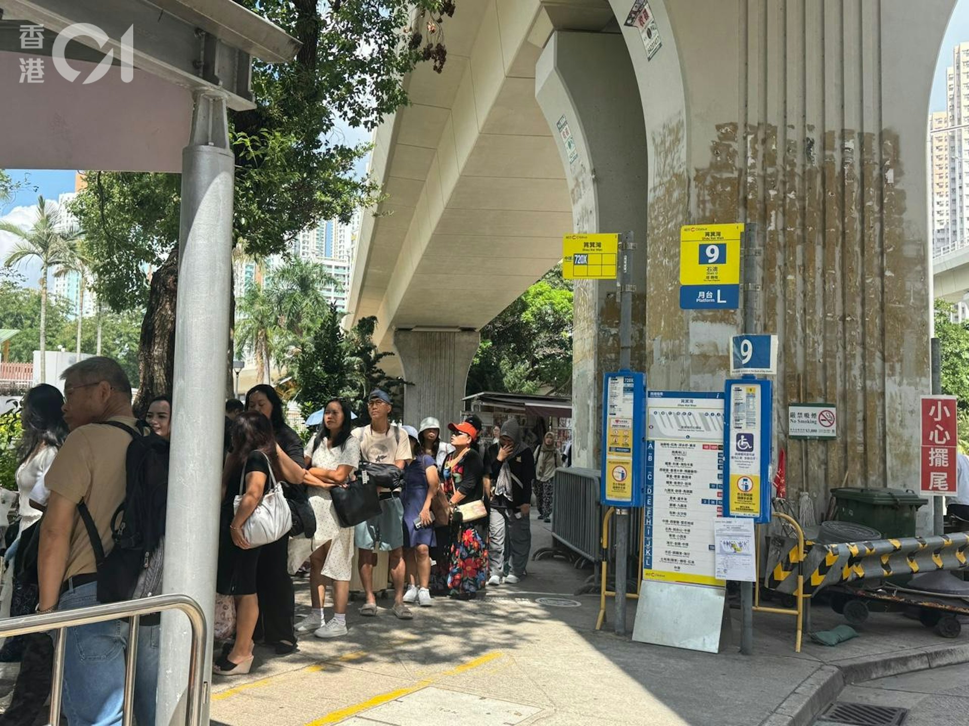 多人排队乘车。
