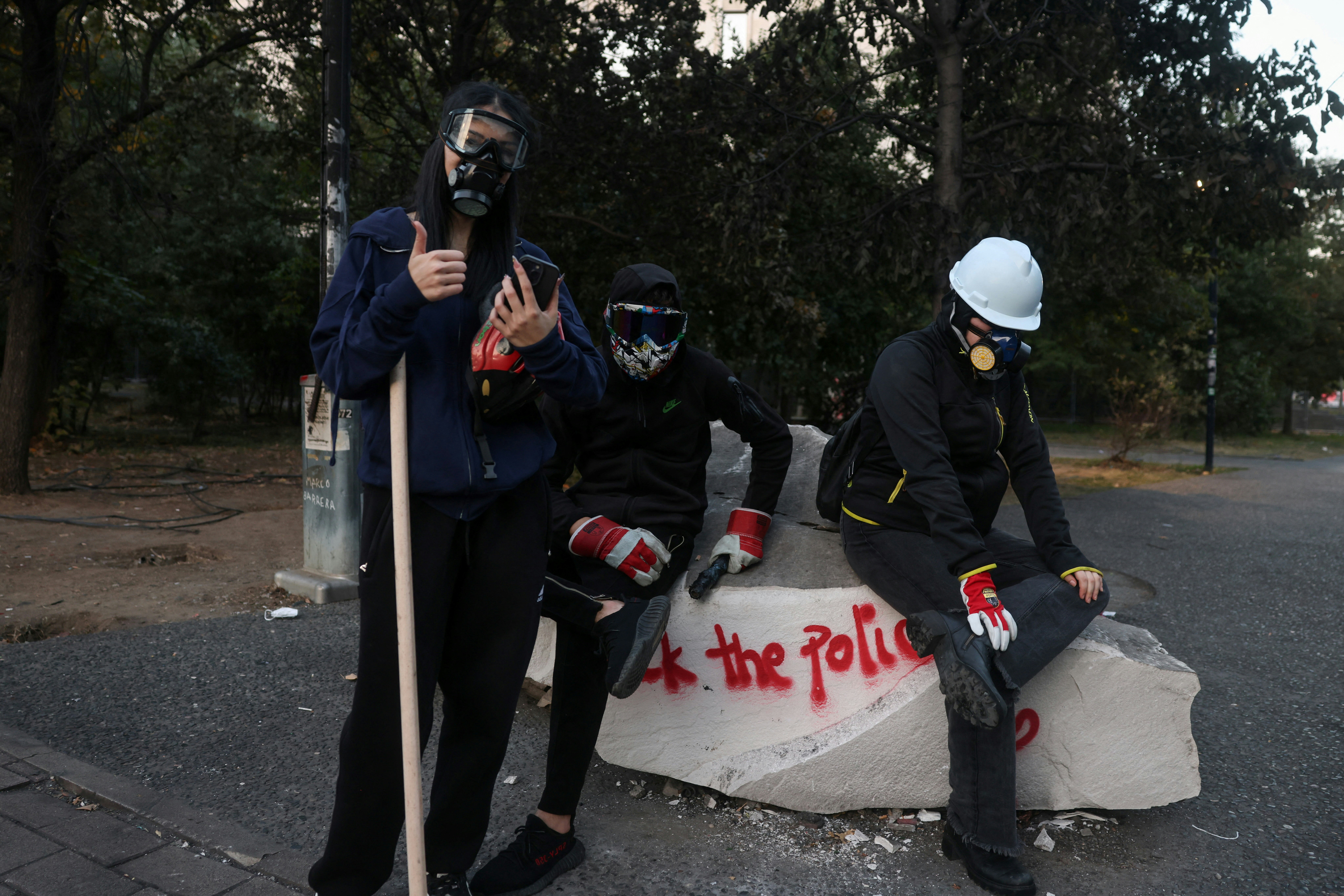 图为2026年10月18日,阿尔巴尼亚首都地拉那,学生举行反政府抗议活动。(Reuters)