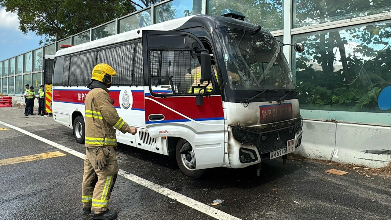 有片|元朗公路警車起火冒濃煙 消防開喉撲救 車頭焚毀熏黑