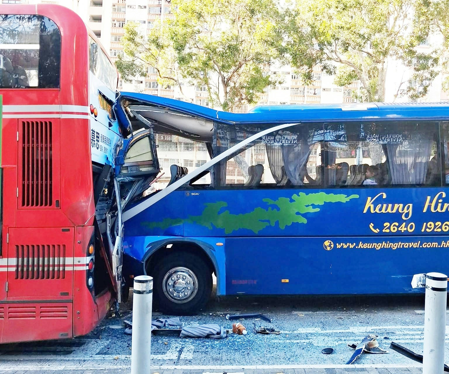 新清水灣道近彩雲邨落斜 旅遊巴撼九巴 據報有人被困最少7人傷