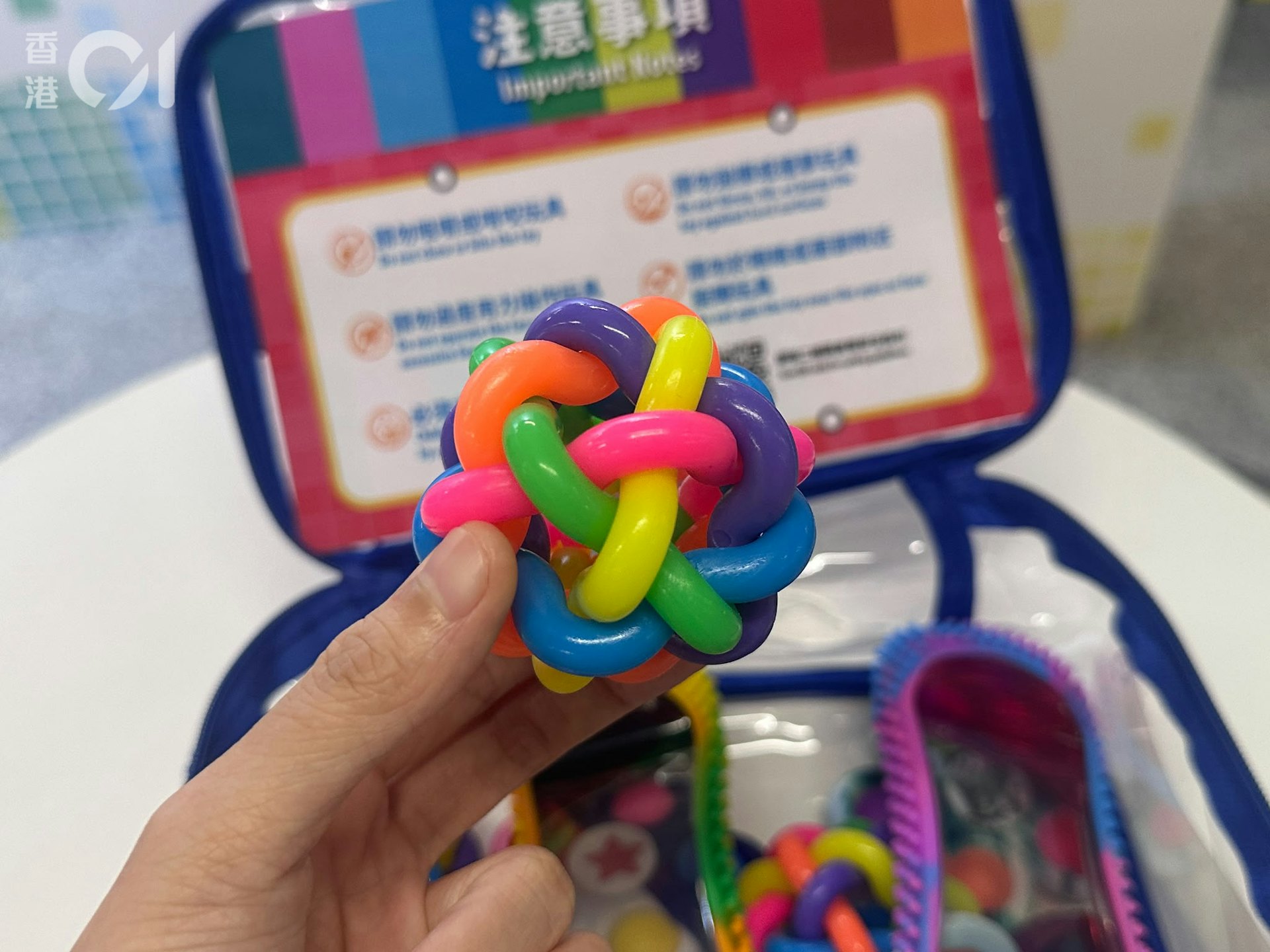 港铁推行感官玩具引发家长不满,治疗师建议引入向日葵标识辅助识别 港铁推行感官玩具引发家长不满,治疗师建议引入向日葵标识辅助识别