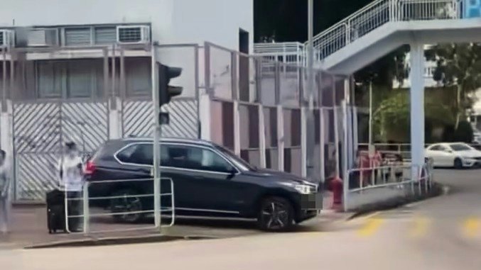 有片|沙田乙明邨兩地牌私家車剷行人路走捷徑?網民:衰過衝紅燈