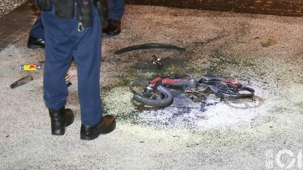 葵芳邨單車遭縱火燒毀傳爆炸聲 少年面臂遭搶火燒傷 警截人送院