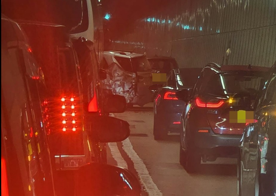 香港仔隧道3車相撞橫跨2行車線 管道內慢線封閉 現時交通擠塞