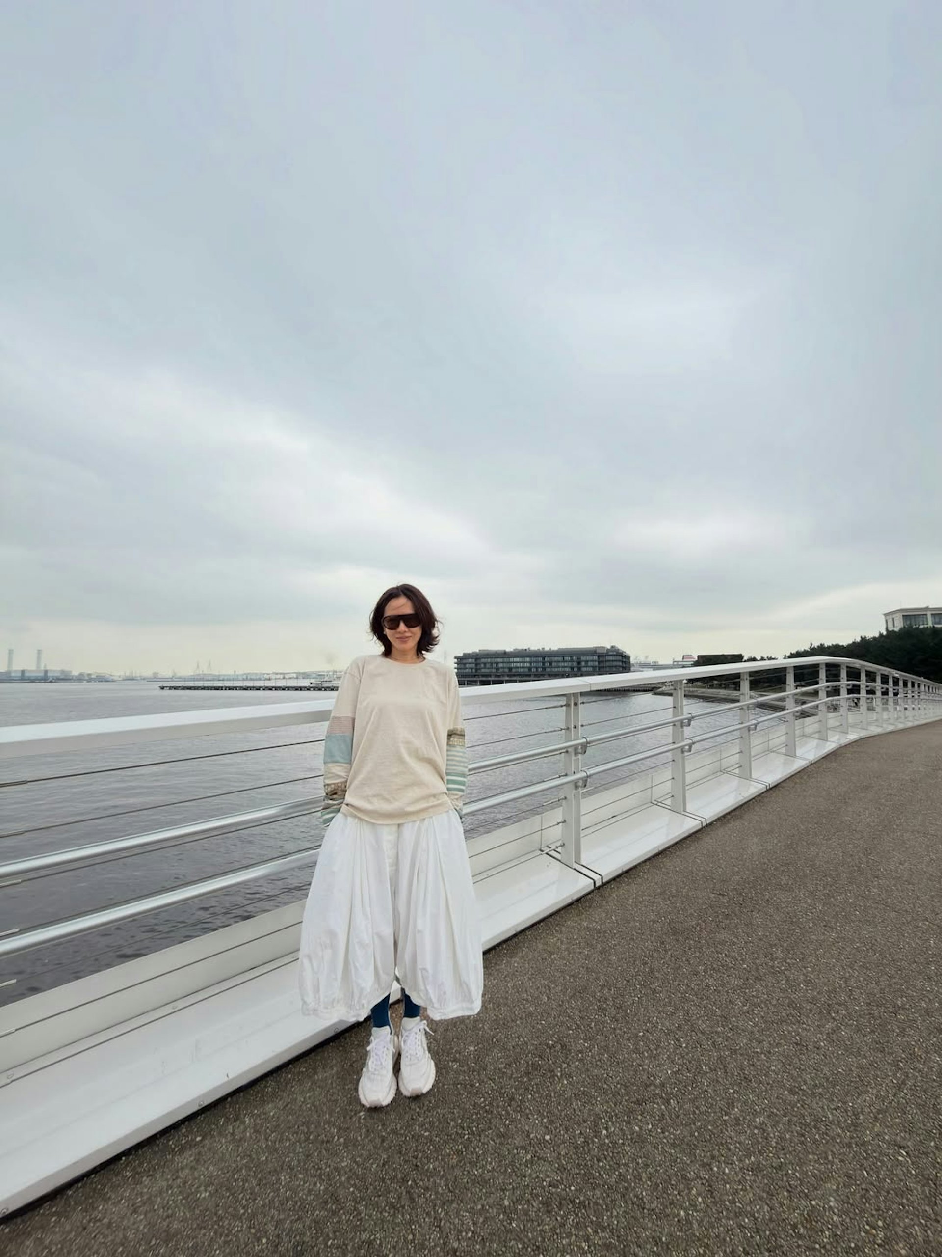 孙艺珍穿浅色上衣和白色长裙在横滨海边留影