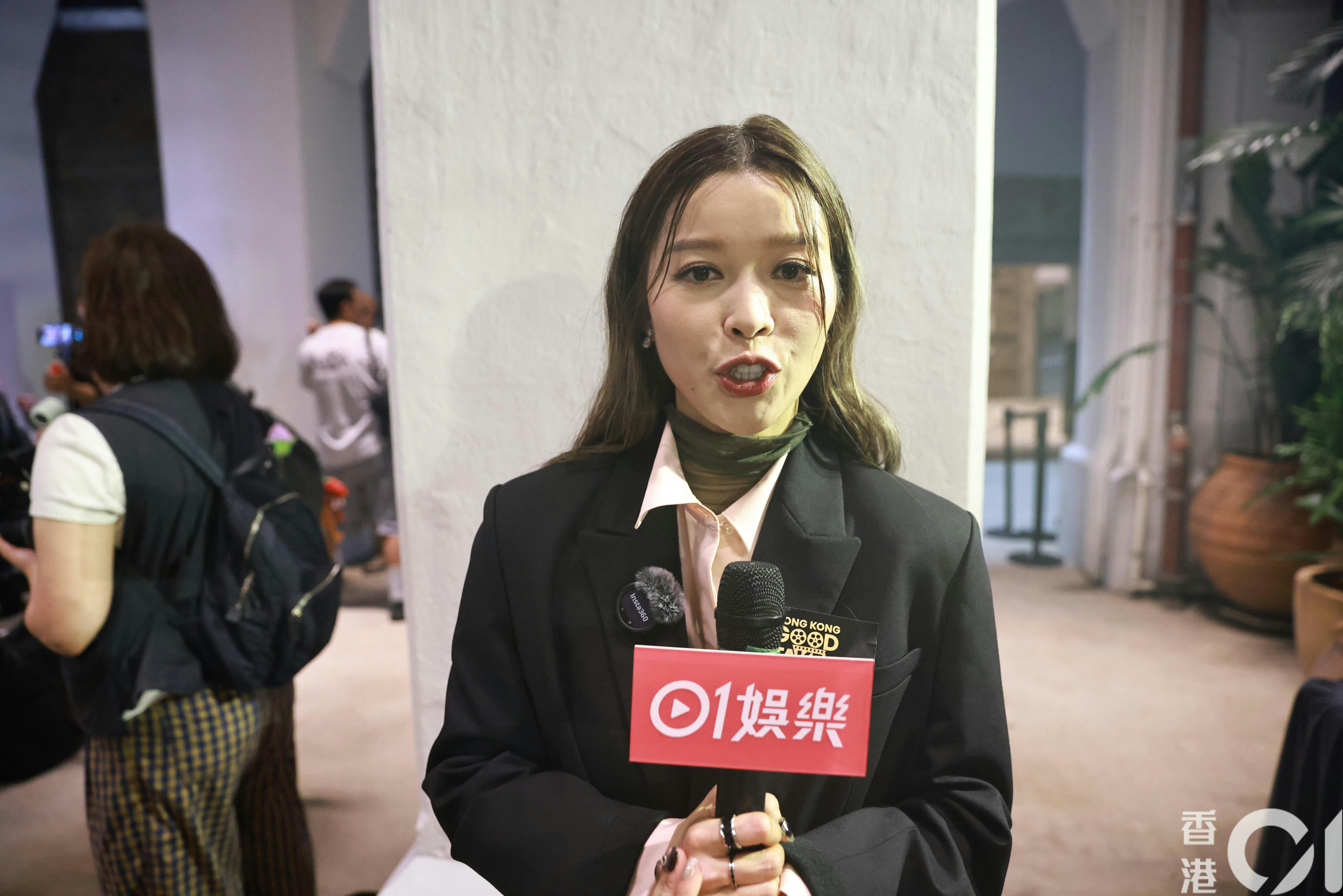 香港のイベントで取材を受けるライ・ワイリン