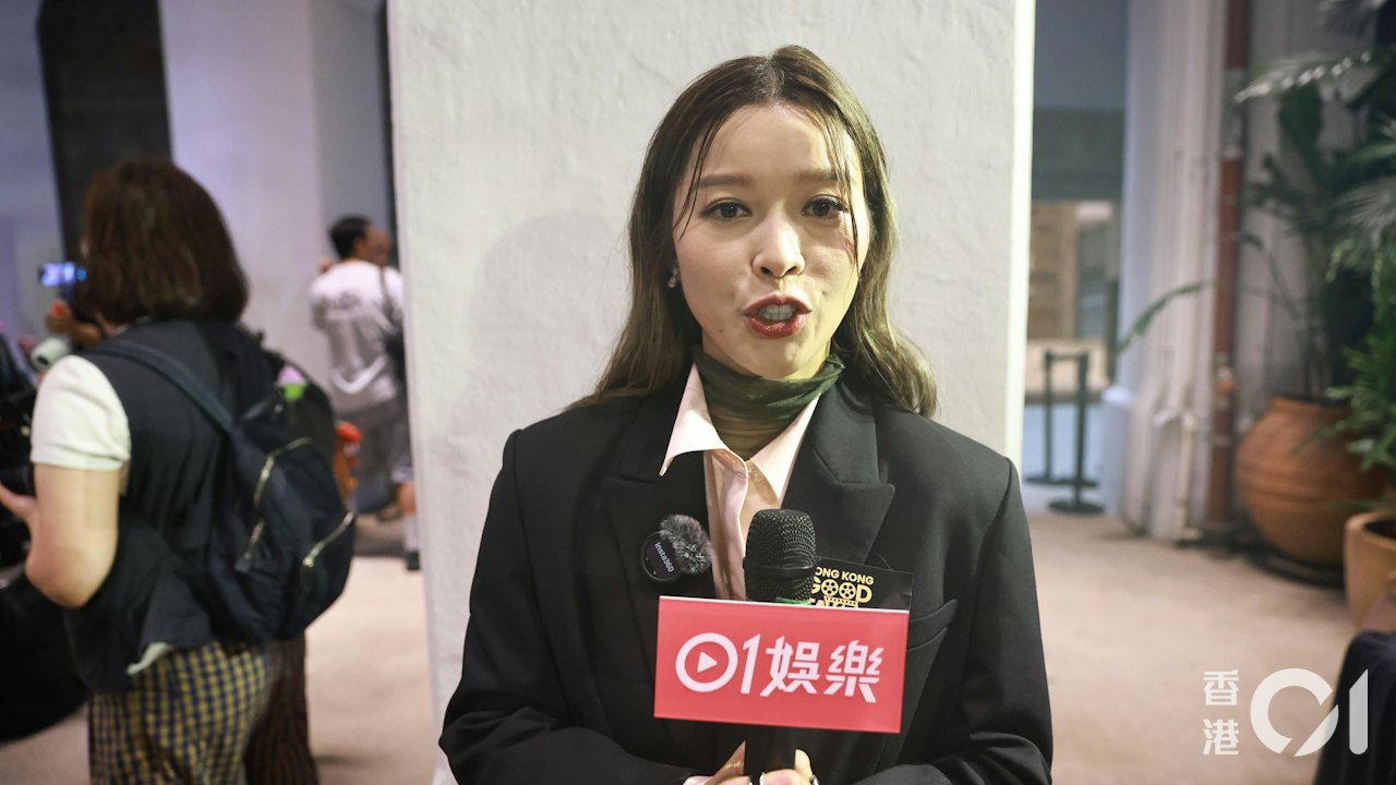 香港のイベントで取材を受けるライ・ワイリン