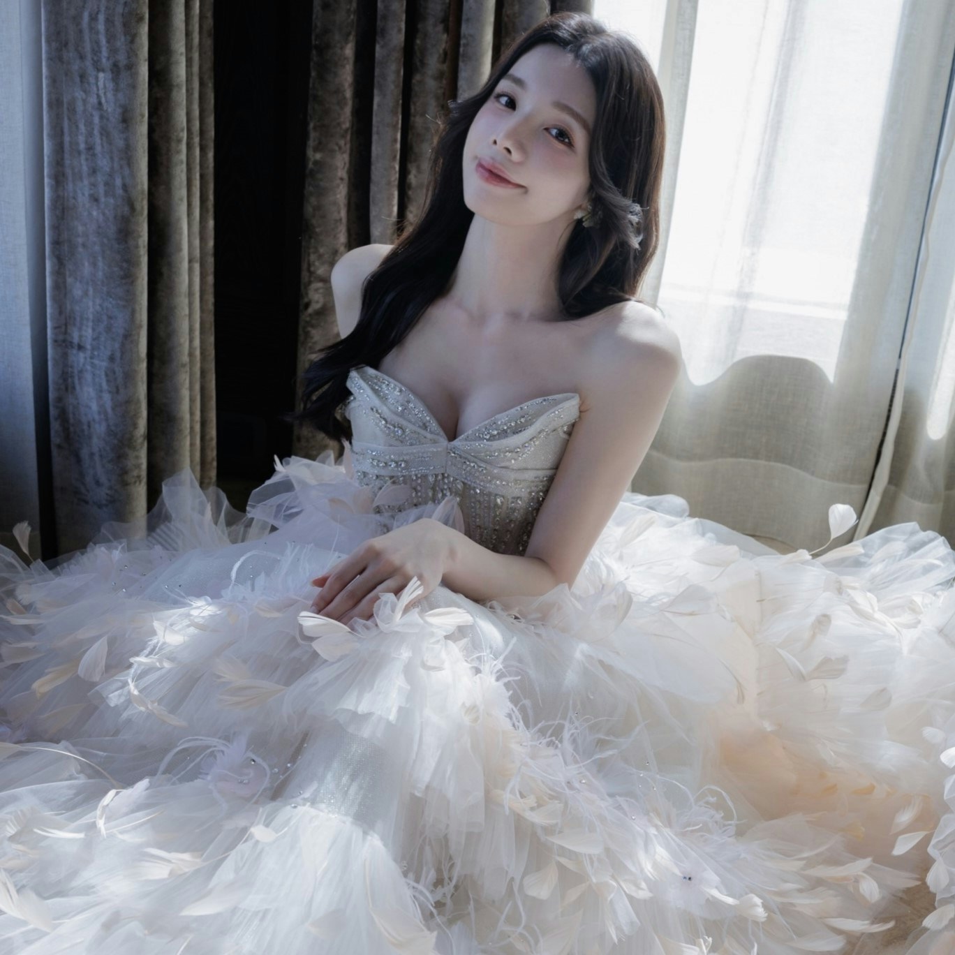 白いドレス姿で椅子に座る台湾のトランスジェンダー発信者・愛里