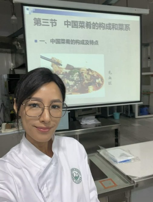 四川料理の授業を受ける蔣怡。教室で白衣姿の自撮りを公開