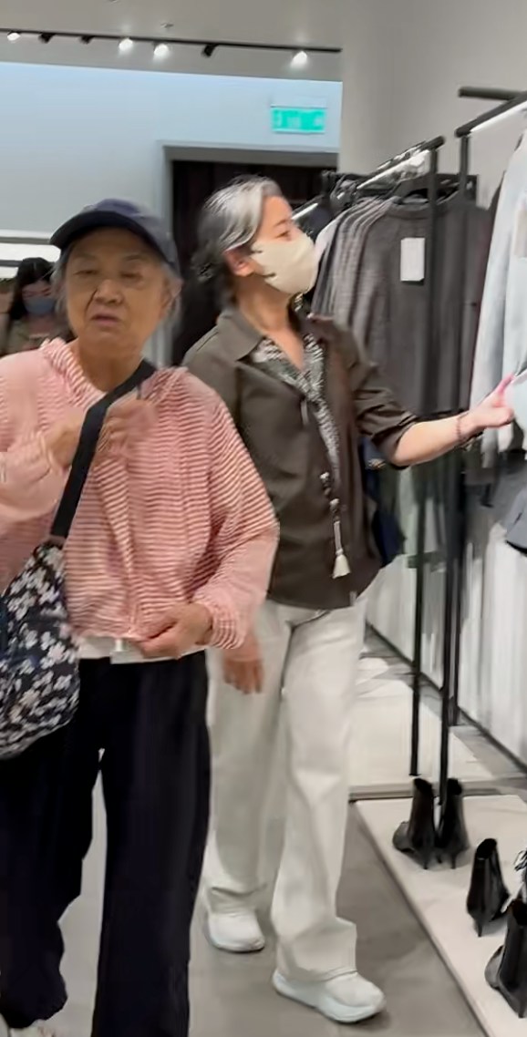 香港の衣料品店で服を選ぶ白髪の女性と連れの女性