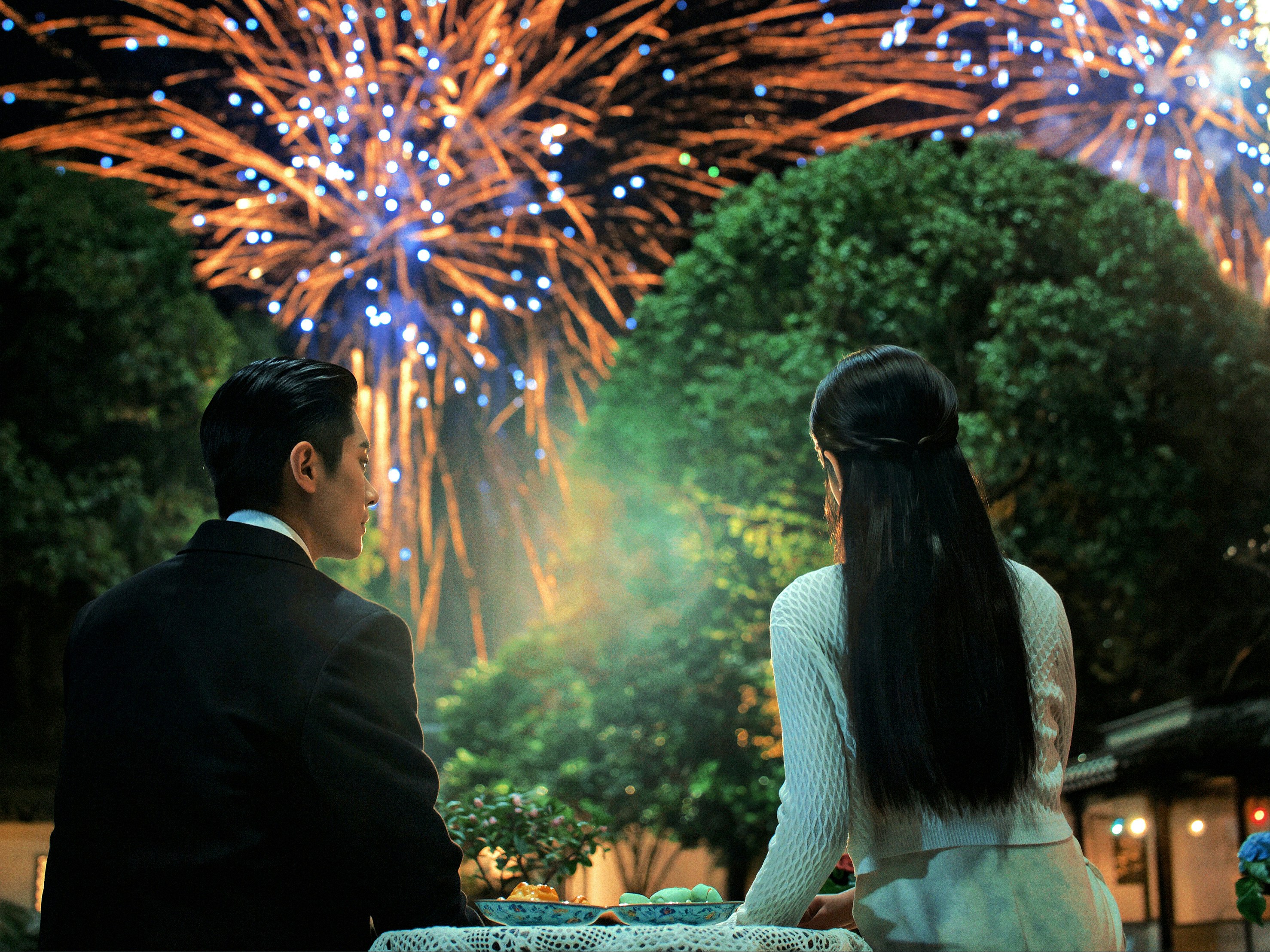 『玉簟秋』で虞昶軒（丞磊）と葉平君（徐若晗）が花火を見つめる場面
