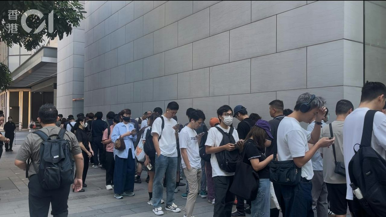 iPhone Duo開售|銅鑼灣店現人龍 有市民首搶機期待平板電腦功能