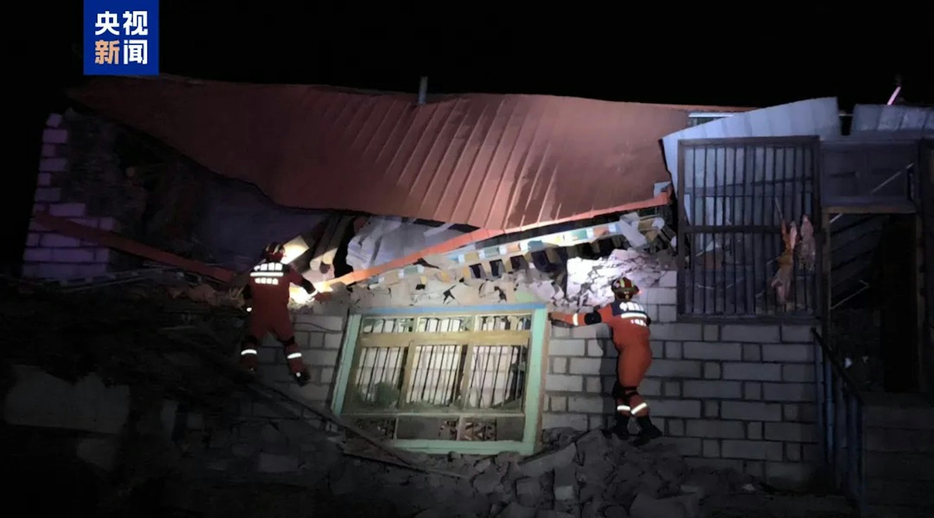 央视新闻报道,记者从那曲市抗震救灾指挥部了解到,截至10月23日5时20分,经进一步排查统计,西藏那曲巴青7.0级地震已造成16人遇难,46人受伤。(央视新闻)
