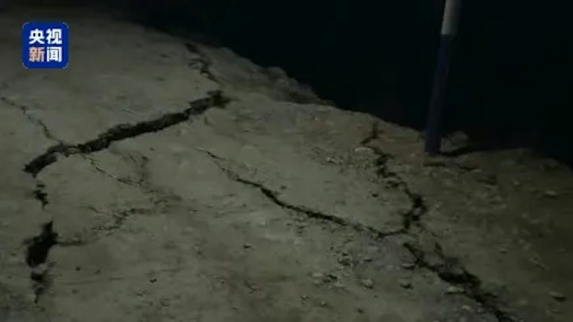 巴青县玛如乡地面开裂。(央视新闻)