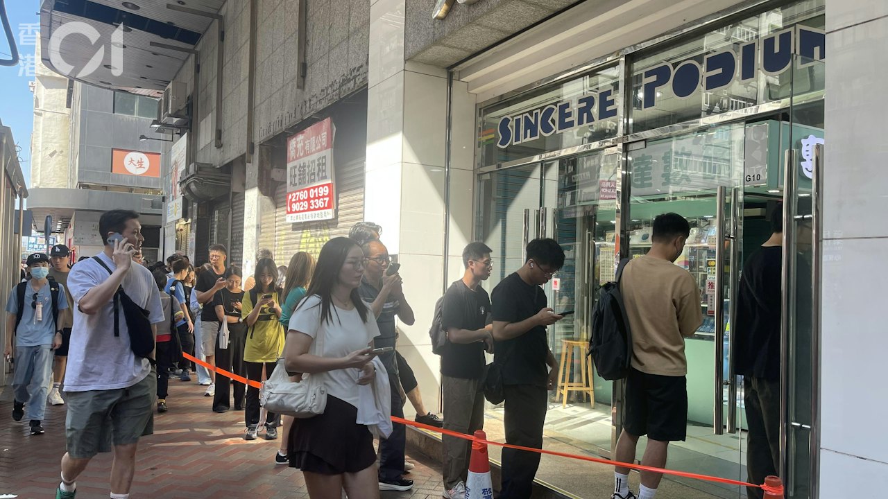 iPhone Duo開售|先達外圍打蛇餅 數百人等放機 警到場人流管理