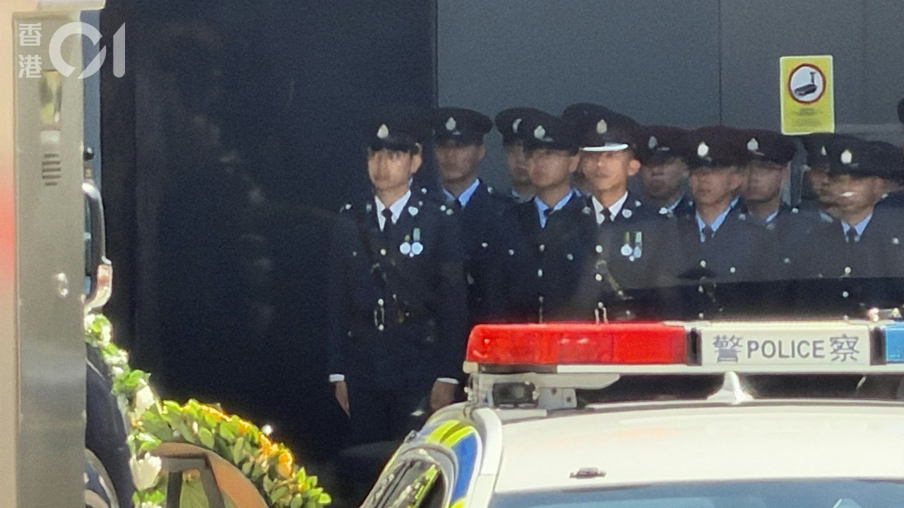朱振國出殯|靈車駛入長沙灣警署 銀樂隊奏樂下同袍列隊鞠躬送別