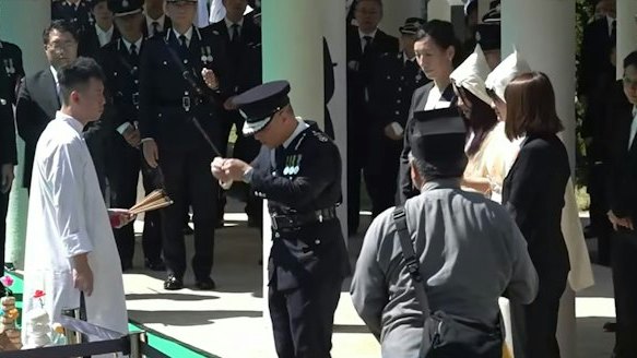 朱振國出殯|安葬儀式家屬傷感拭淚 警務處長與同袍輪流上香拜祭