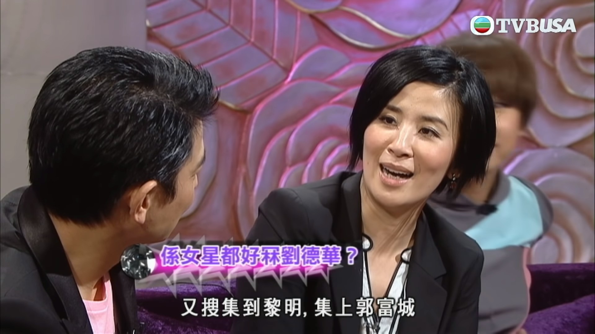 TVBのトーク番組でゲストのアンディ・ラウに話しかけるサンドラ・ン（YouTube@TVB USA Official）