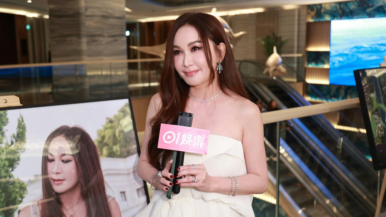 チャリティー晩餐会に出席し、白いドレス姿で取材に応じる温碧霞