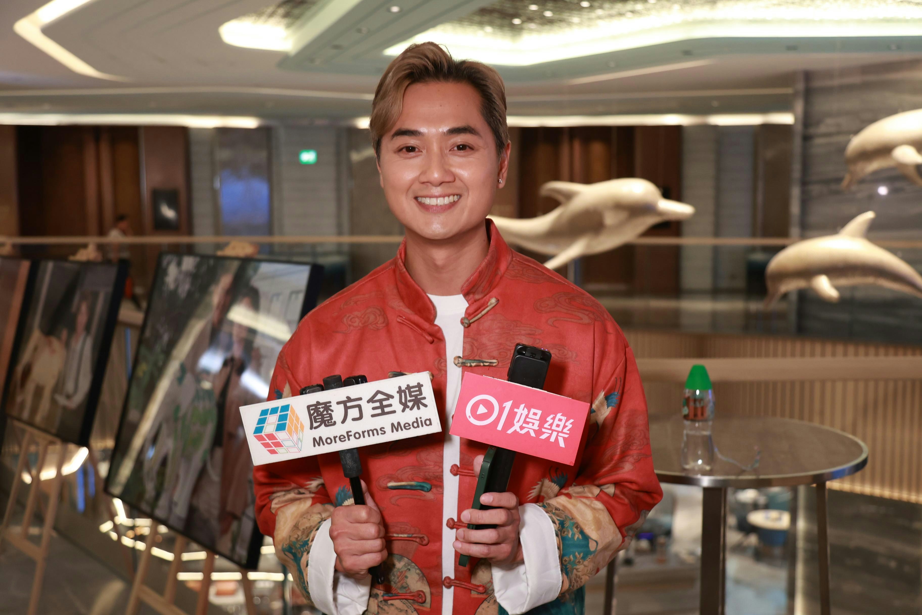 慈善晩餐会に出席し、取材に応じる歌手の鄭俊弘