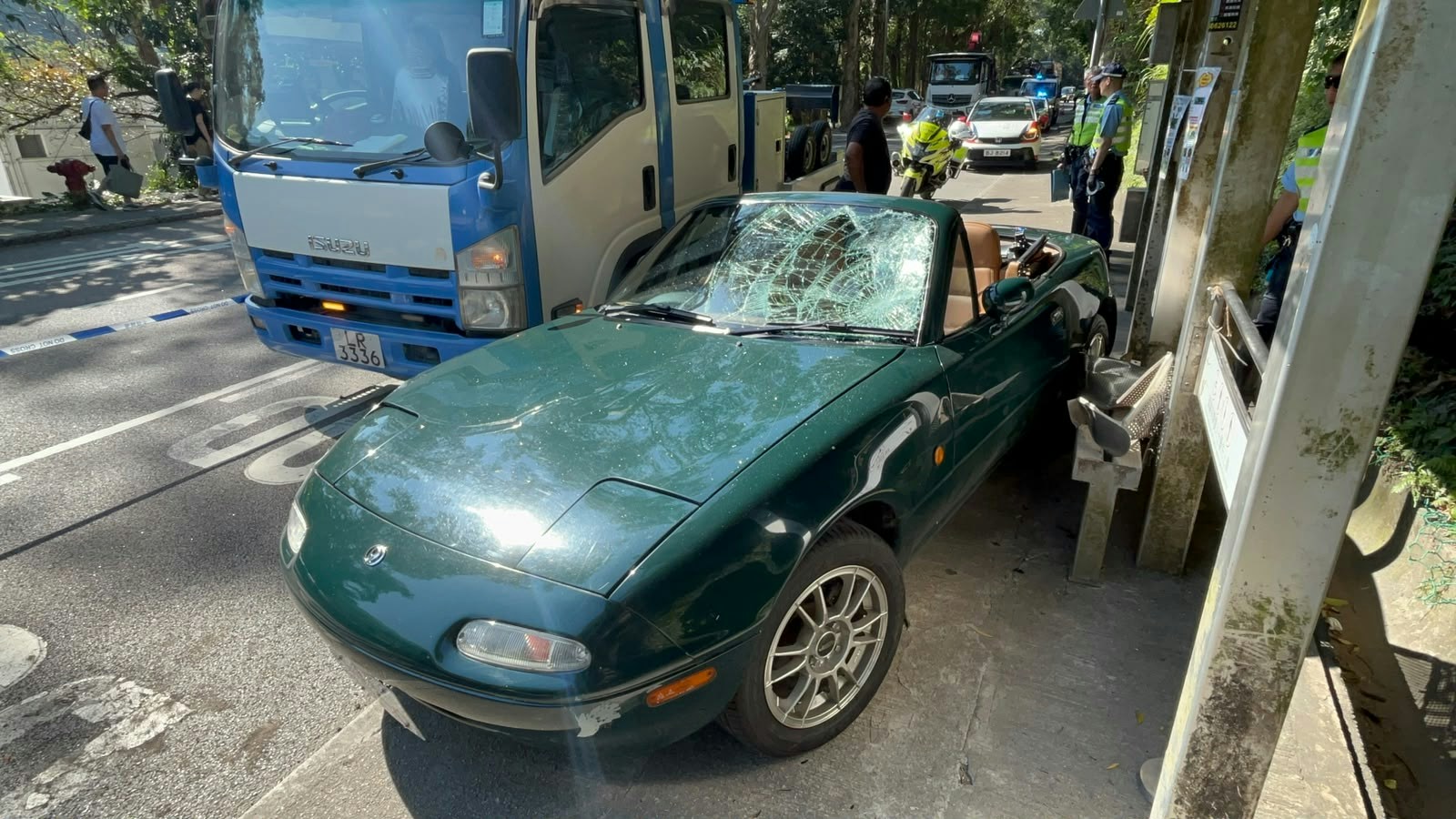 Convertible hits minibus, crashes into Fan Kam Road bus stop