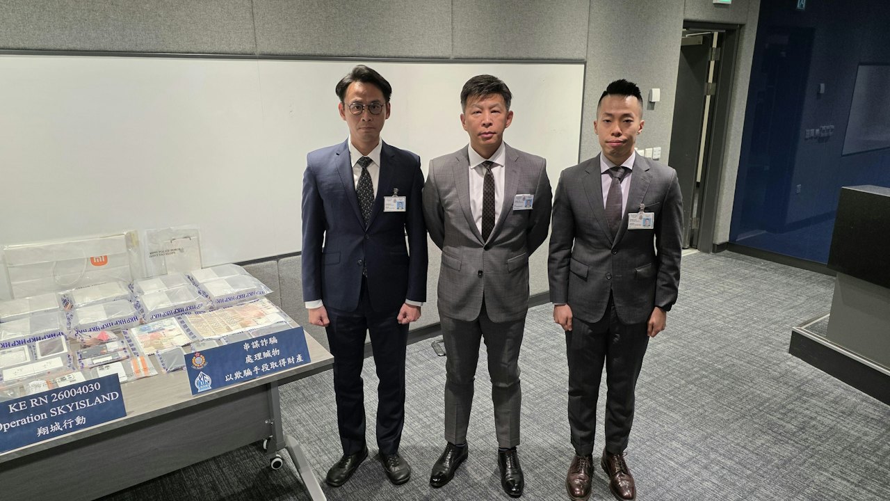 專偷北上港人信用卡返港狂買手機套現 港深搗跨境詐騙集團拘33人