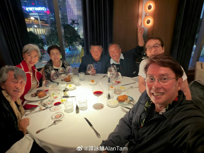 譚詠麟、成龍、曾志偉、林子祥、葉蒨文らがレストランのテーブルを囲む自撮り写真