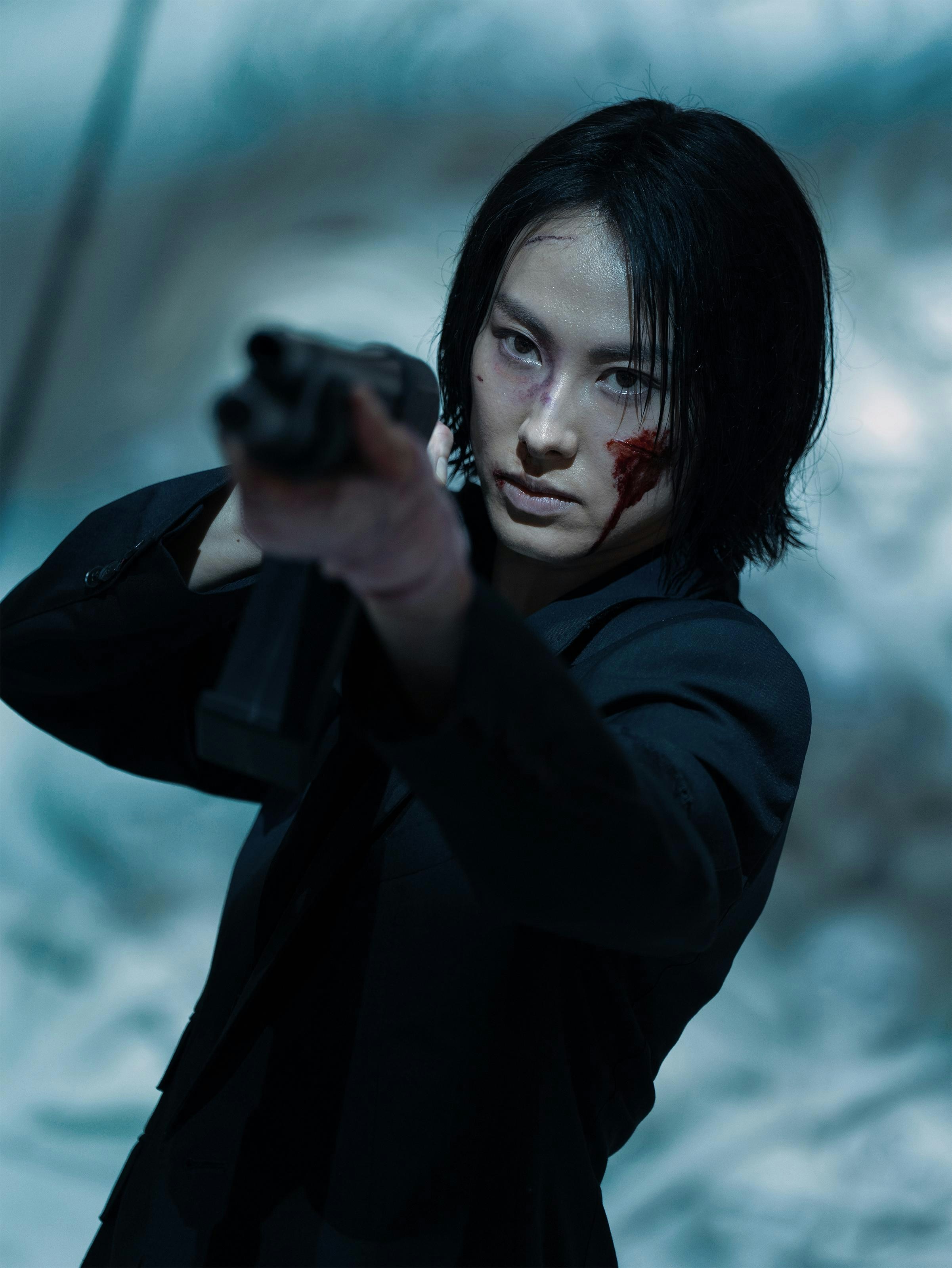 映画『重生2』で銃を構えるSEVENTEENのジュン