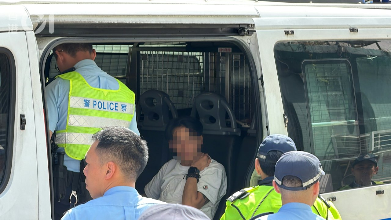 九龍城七人車停路中阻交通 司機有酒氣疑暈倒 吹波波過關獲放行
