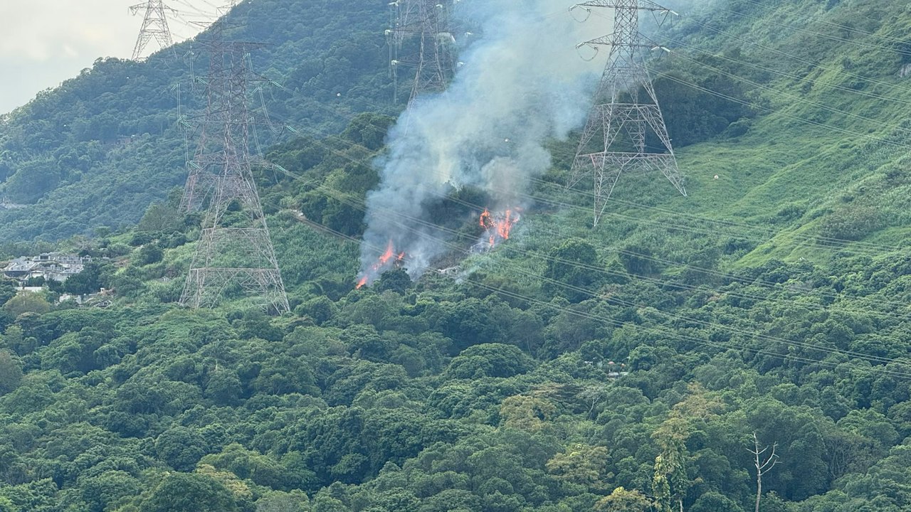 有片|屯門青山一帶山坡草叢起火 飛行服務隊直升機擲水彈撲救