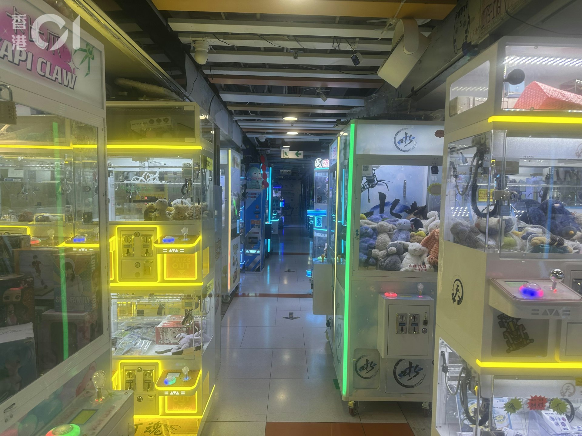 荃湾地皇广场一楼仍有不少夹公仔机正常运作。