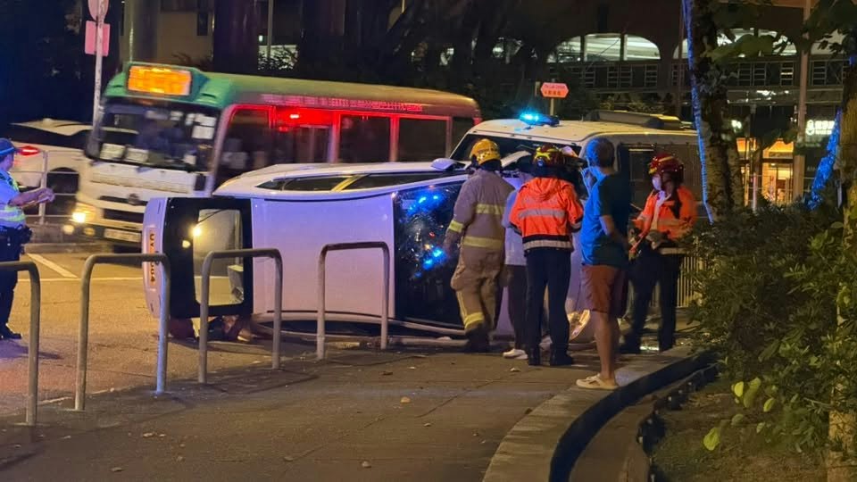 馬鞍山私家車撞欄翻側 車頭擱行人路 兩乘客受傷