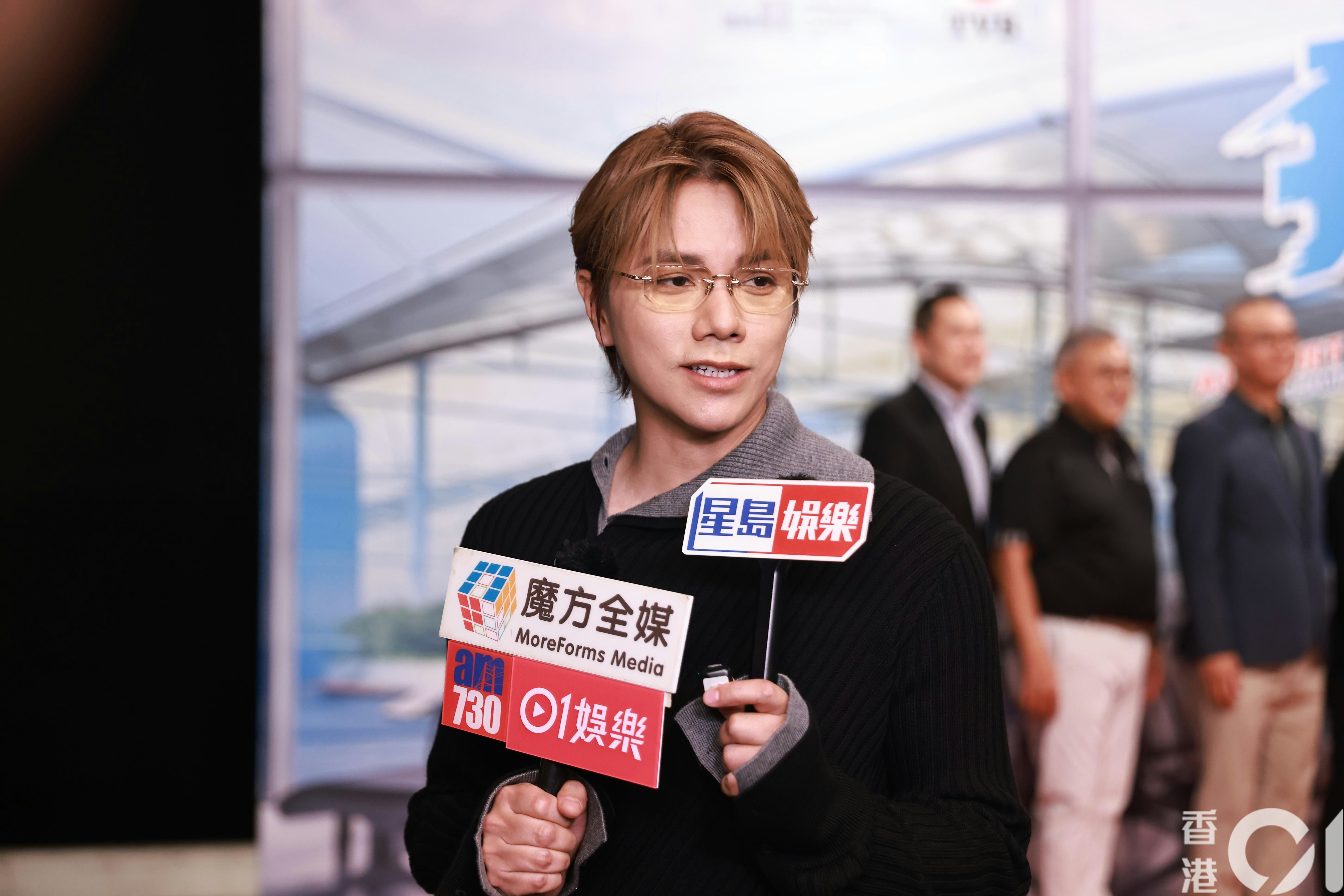 TVBの番組収録に出席し、香港メディアの取材を受ける張敬軒