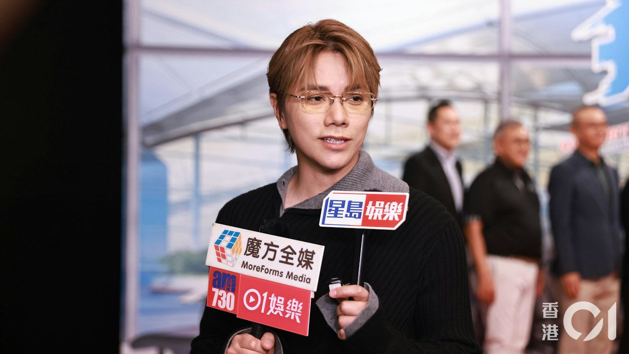 TVBの番組収録に出席し、香港メディアの取材を受ける張敬軒