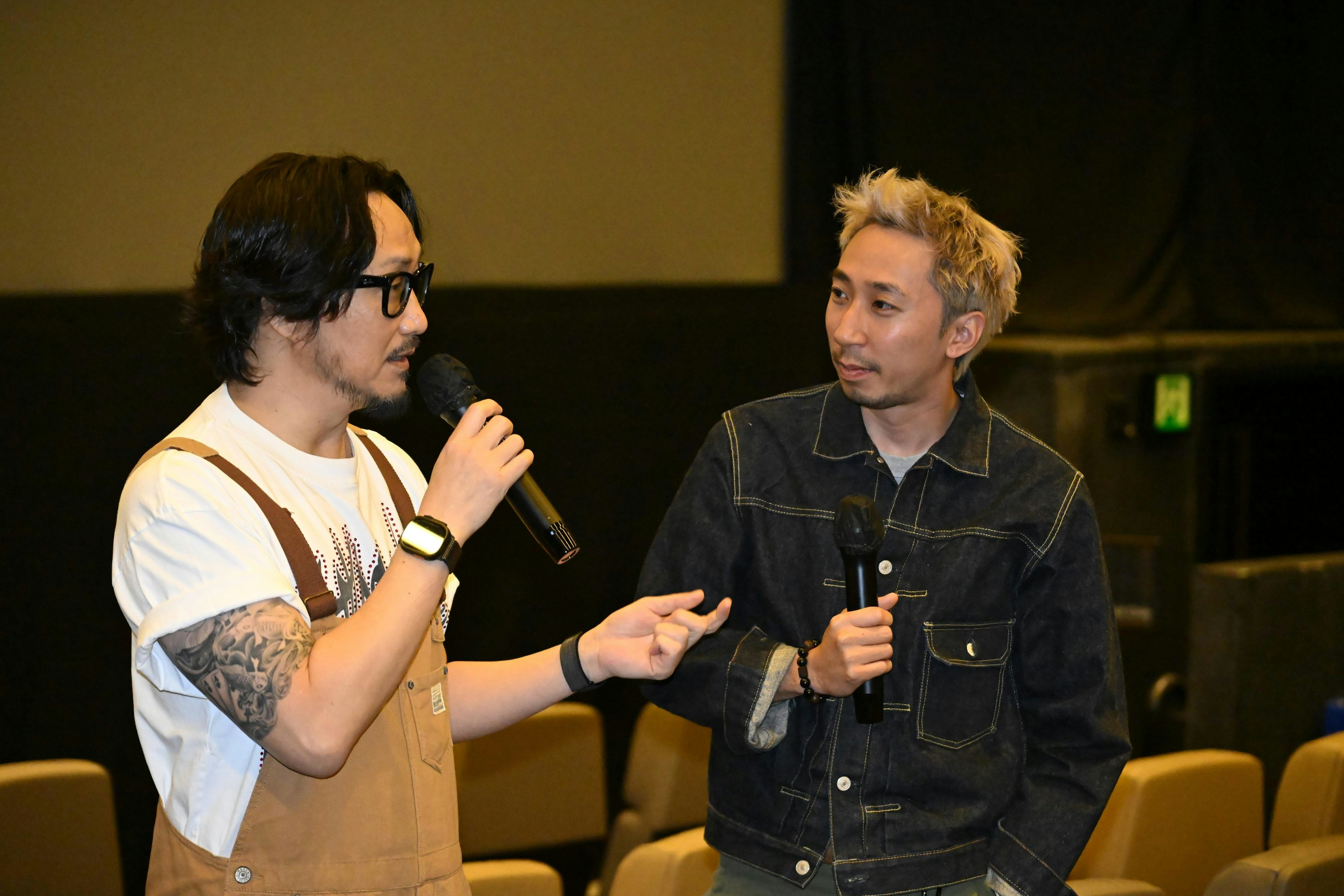 映画『超風』の上映会で、ロナルド・チェンが主演のリー・ユーシュエンに声をかける