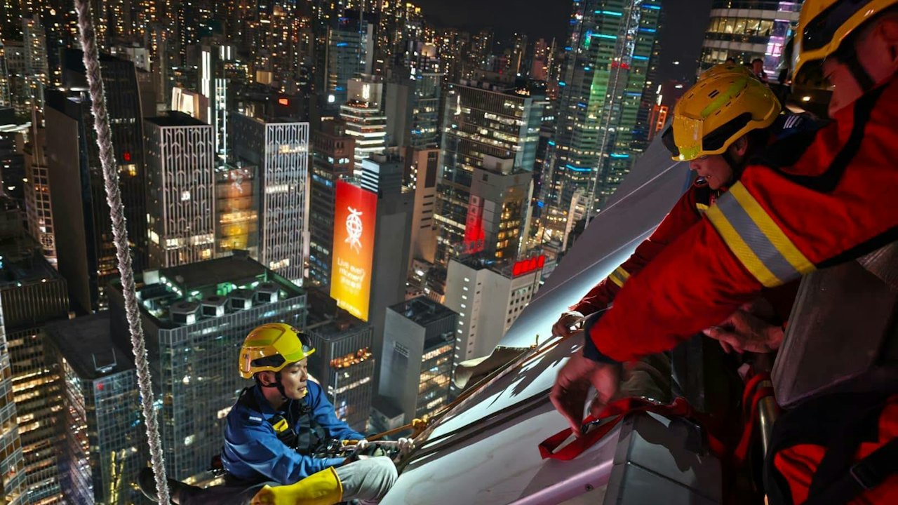 怡和大廈吊船意外|據悉吊船不受控下墜 兩工人跳船企圓窗外待救