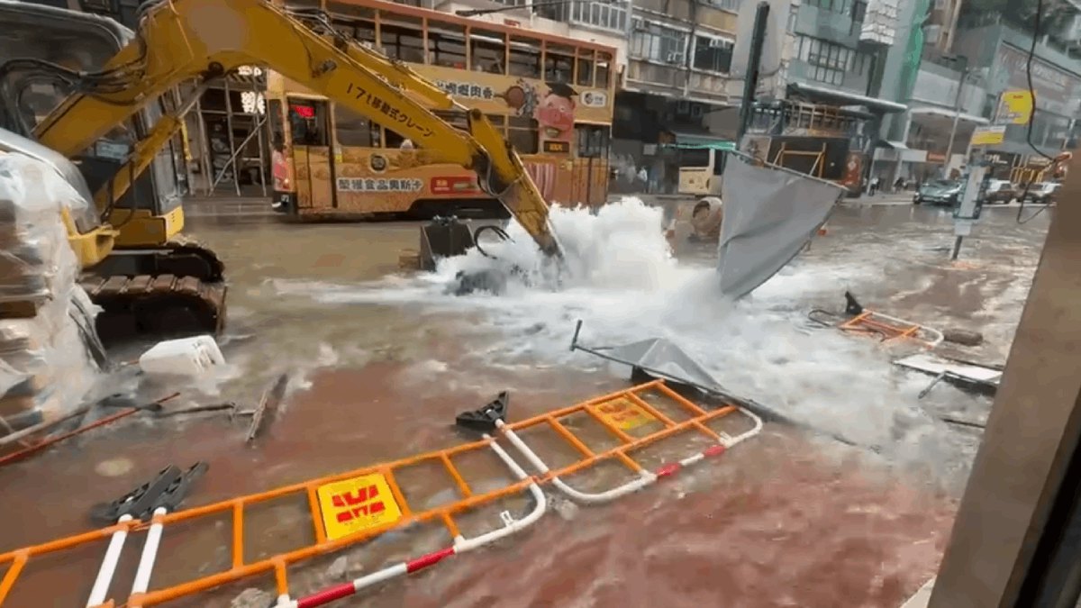 有片|筲箕灣道地盤爆水管 數米高水柱如噴泉淹路 街坊:又冇水