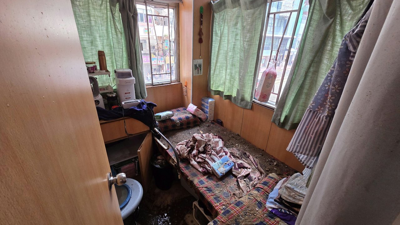 筲箕灣爆水管|黃泥水射爆院舍玻璃窗 泥沙淹床 女院友腳傷送院
