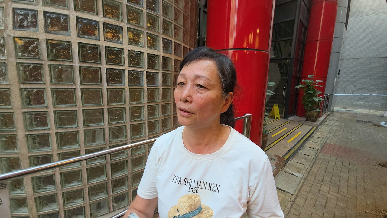 筲箕灣爆水管|黃泥水兜頭淋 飛石擦身過 女工:驚到行都唔識行