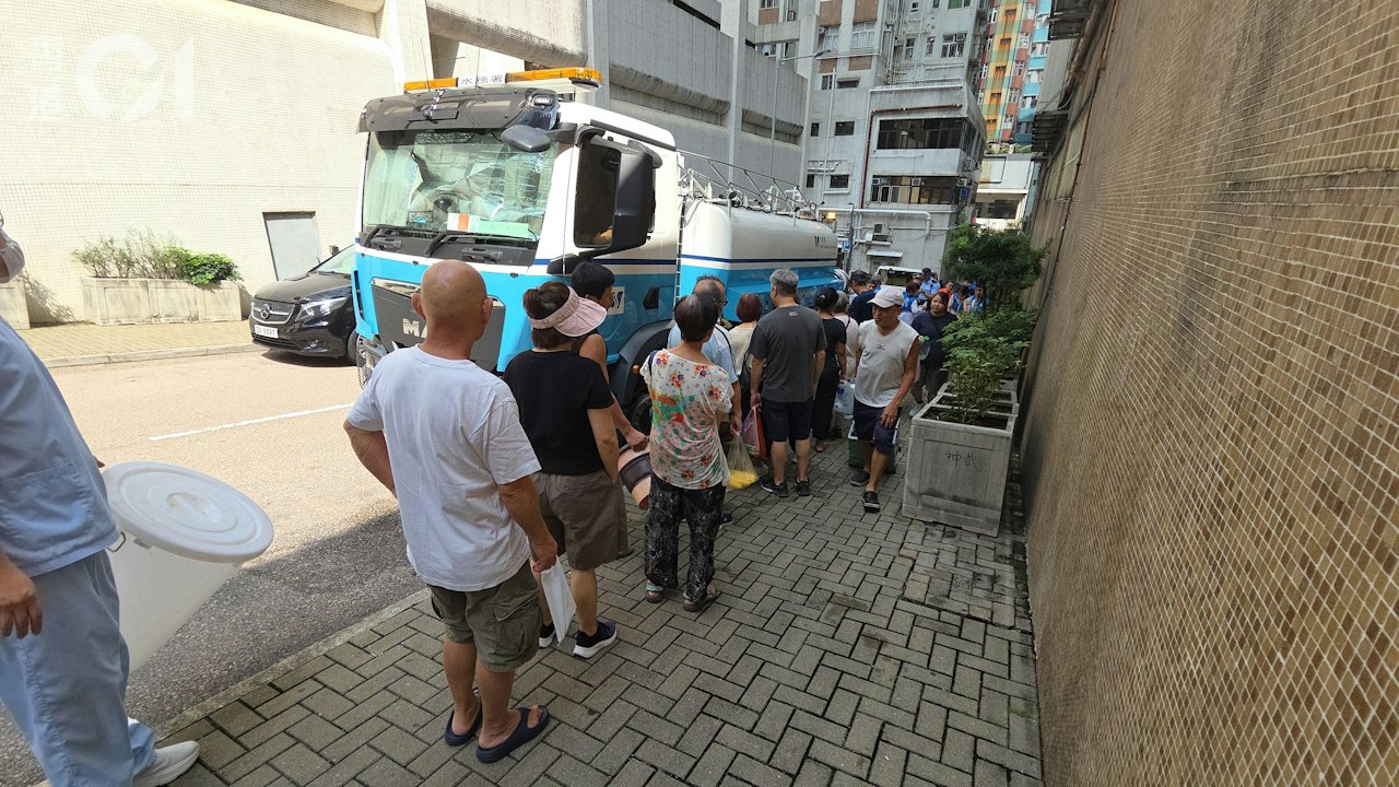 筲箕灣爆水管|水務署派水車 學生趁午膳攞水 街坊無奈:無辦法