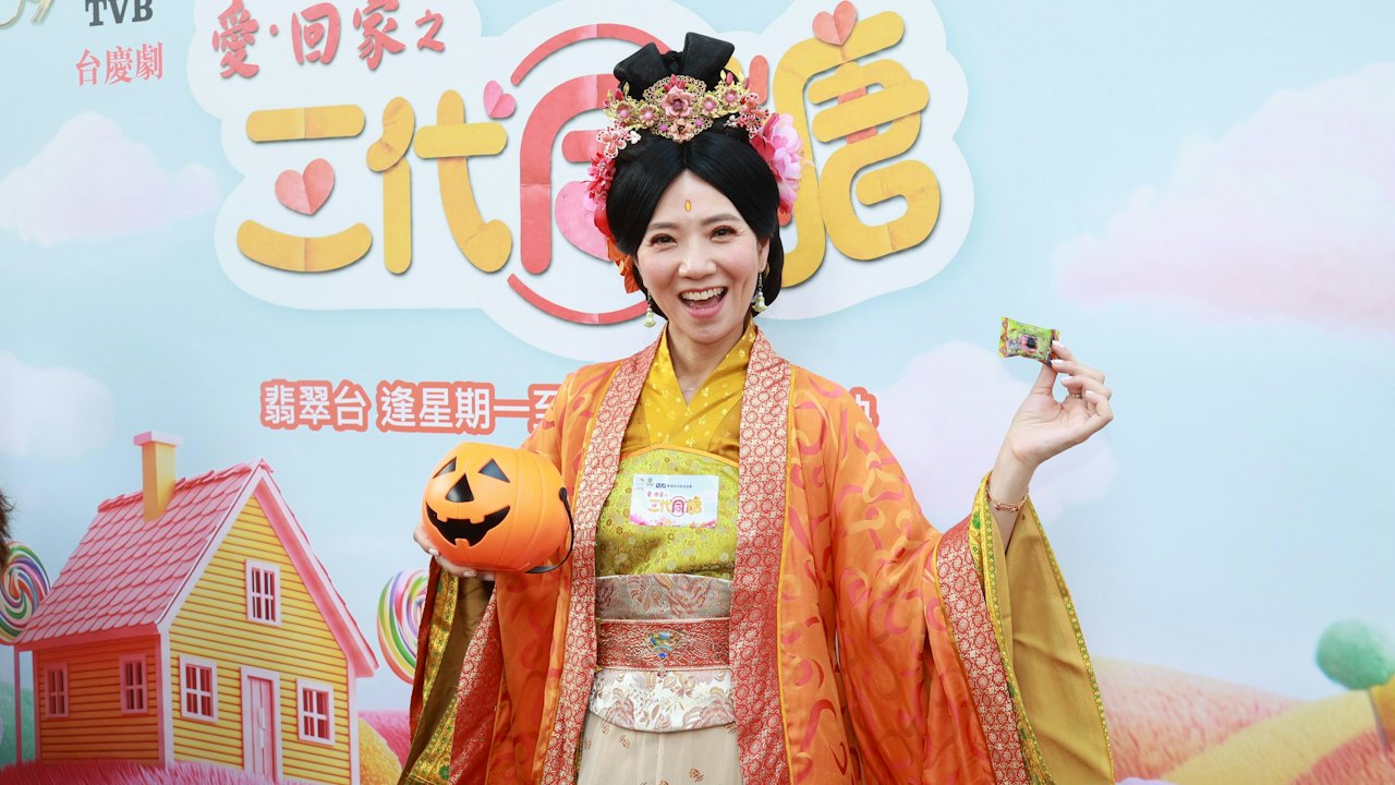 古装姿でハロウィーン用のかぼちゃを持つ車婉婉