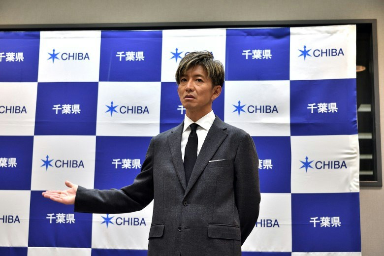 木村拓哉身穿灰黑色西装在千叶县活动现场讲话