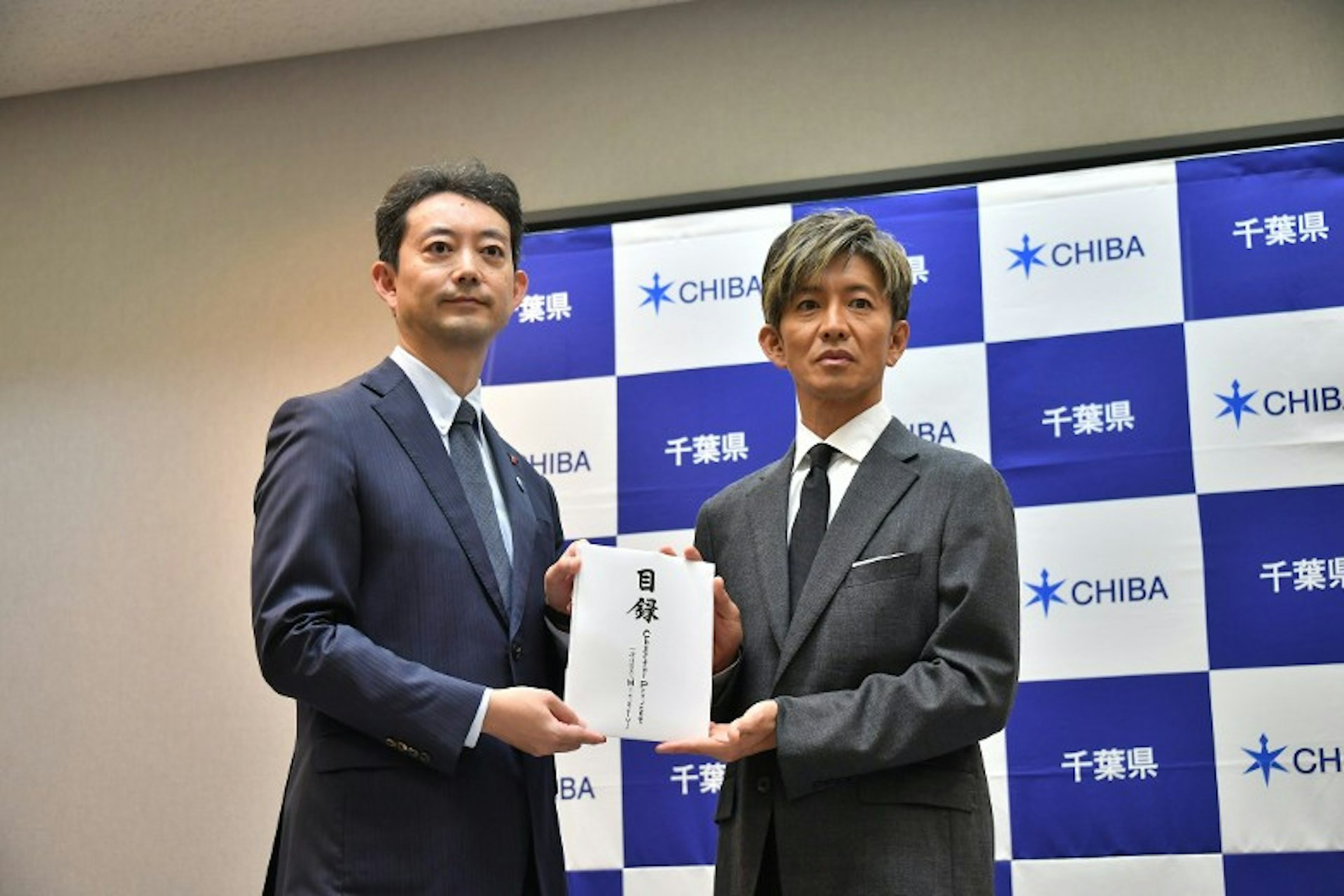 木村拓哉向千叶县知事熊谷俊人递交赈灾善款捐赠目录