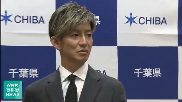 木村拓哉在活动现场侧头看向一旁的半身画面