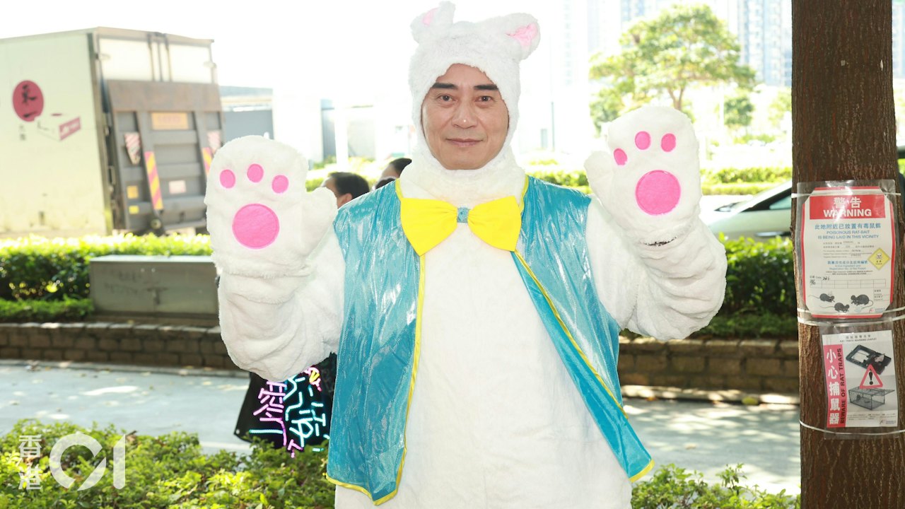 『愛·回家之三代同糖』の宣伝巡遊に、動物の着ぐるみ姿で参加した欧瑞偉
