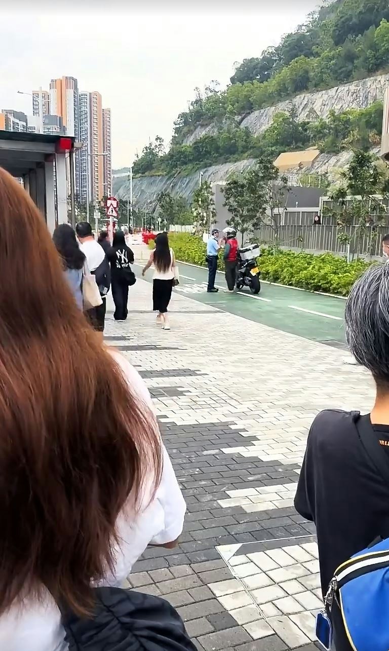 安達臣地盤男工推電單車上單車徑　遇警截停爆衝突：唔好掂到我